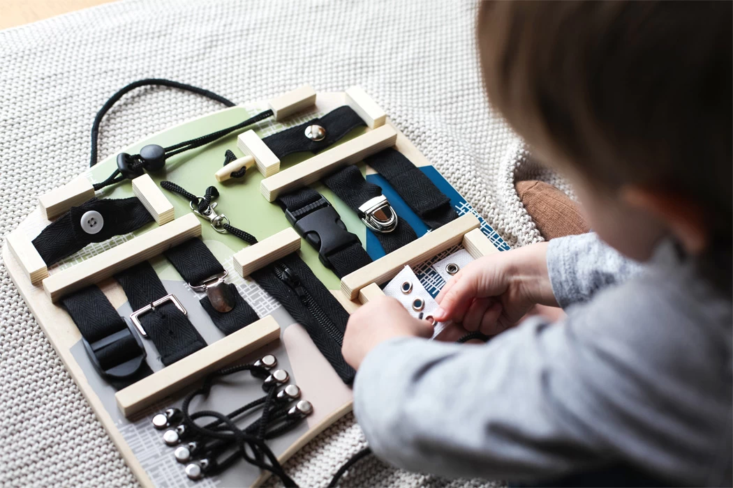 Small Foot Motorikbrett Verschlüsse Und Befestigung - Image 3